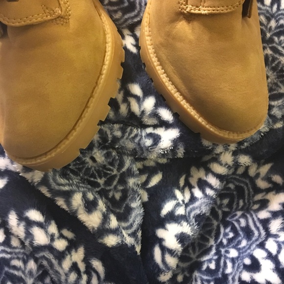 SOLD!!! Zigisoho sz 10 NWOT heeled hiking boots - Picture 3 of 6